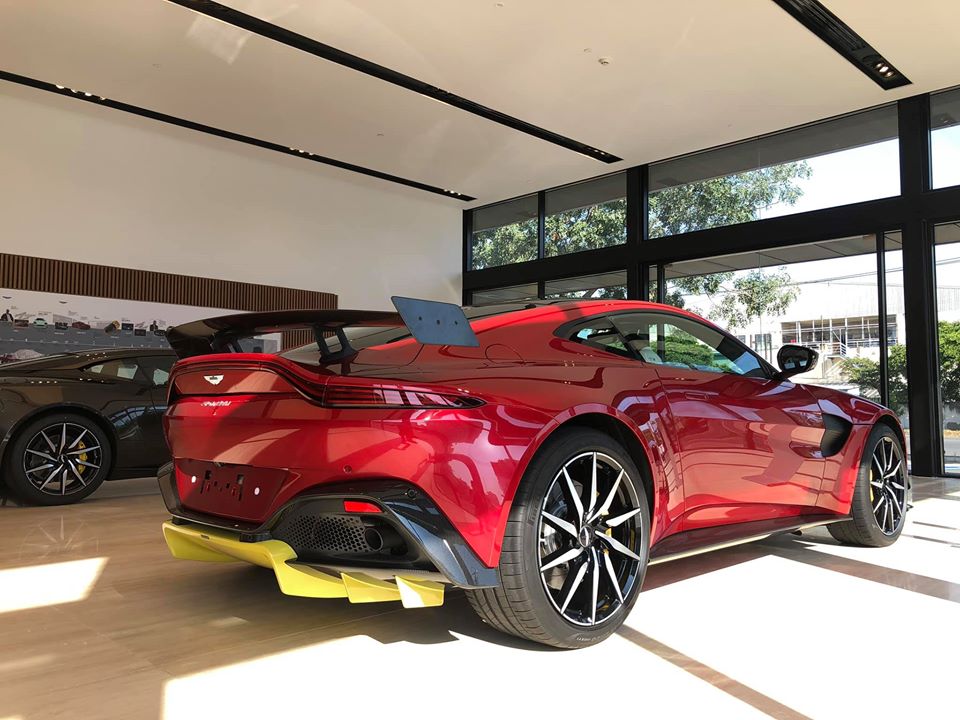 Gói nâng cấp AMR này không chỉ mang đến ngoại hình dữ dằn hơn cho siêu xe Aston Martin V8 Vantage màu đỏ duy nhất Việt Nam mà còn đem đến tính khí động học tốt hơn cho xe. Gói nâng cấp AMR này không chỉ mang đến ngoại hình dữ dằn hơn cho siêu xe Aston Martin V8 Vantage màu đỏ duy nhất Việt Nam mà còn đem đến tính khí động học tốt hơn cho xe.