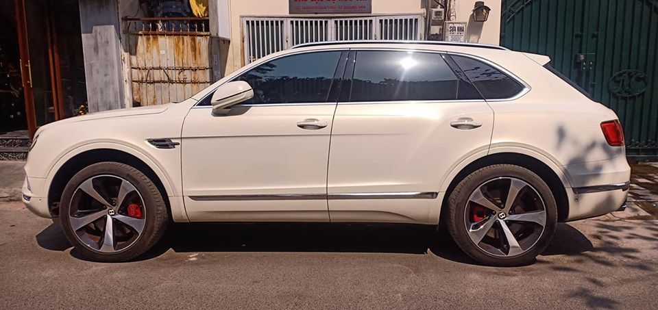 Bentayga V8 này thuộc bản kỷ niệm 100 năm sinh nhật hãng Bentley Bentayga V8 này thuộc bản kỷ niệm 100 năm sinh nhật hãng Bentley