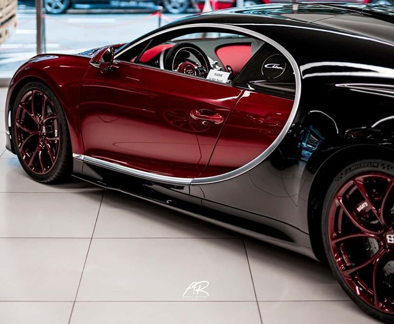 1 trong 500 chiếc siêu xe triệu đô Bugatti Chiron sản xuất trên thế giới khi đến Hồng Kồng sở hữu ngoại thất sơn màu đỏ rượu kết hợp màu đen bóng và cả sợi carbon. 1 trong 500 chiếc siêu xe triệu đô Bugatti Chiron sản xuất trên thế giới khi đến Hồng Kồng sở hữu ngoại thất sơn màu đỏ rượu kết hợp màu đen bóng và cả sợi carbon.