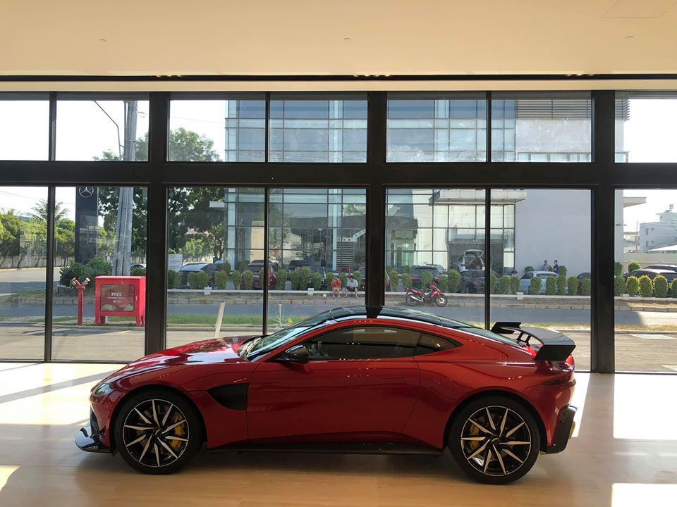 Đây cũng chính là chiếc Aston Martin V8 Vantage đầu tiên tại Việt Nam được nâng cấp bộ body kit độ. Trước đó, chiếc siêu xe Aston Martin V8 Vantage của doanh nhân quận 12 chỉ được thay đổi bộ tem mới của AMR. Đây cũng chính là chiếc Aston Martin V8 Vantage đầu tiên tại Việt Nam được nâng cấp bộ body kit độ. Trước đó, chiếc siêu xe Aston Martin V8 Vantage của doanh nhân quận 12 chỉ được thay đổi bộ tem mới của AMR.
