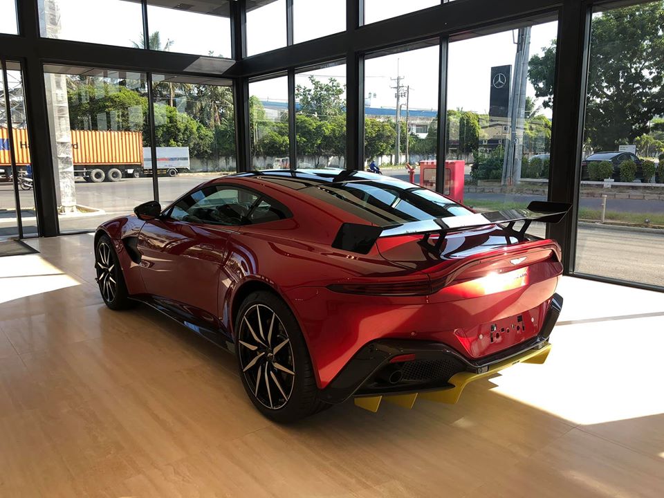 Cụ thể, bộ body kit AMR sẽ tạo ra lực ép tương đương 100 kg lên toàn bộ thân xe ở tốc độ cao. Khi chiếc Aston Martin V8 Vantage màu đỏ đạt tốc độ ở mức 304 km/h, lực ép tối đa của xe xuống mặt đường là 194 kg. Cụ thể, bộ body kit AMR sẽ tạo ra lực ép tương đương 100 kg lên toàn bộ thân xe ở tốc độ cao. Khi chiếc Aston Martin V8 Vantage màu đỏ đạt tốc độ ở mức 304 km/h, lực ép tối đa của xe xuống mặt đường là 194 kg.