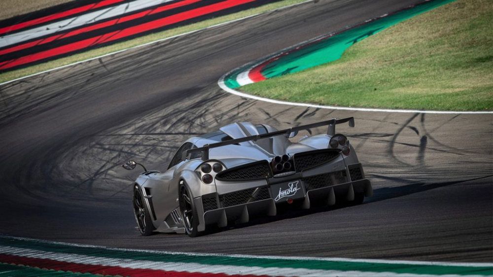 Để giúp chiếc xe đạt tốc độ cao nhất trên đường đua, Pagani đã trang bị cho Huayra Imola khối động cơ V12, dung tích 6.0 lít tăng áp kép do Mercedes-AMG phát triển. Khối động cơ này trên Huayra Imola được nâng cấp để cho ra công suất tối đa 827 mã lực và mô-men xoắn cực đại 1.100 Nm.