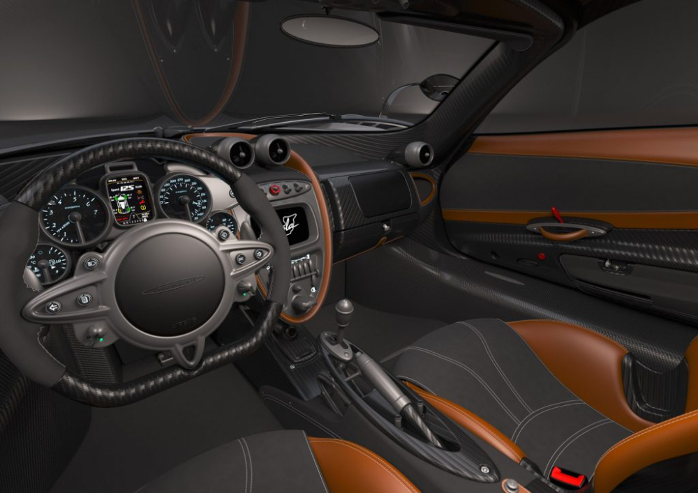 Nội thất của chiếc siêu xe Pagani Huayra Imola nguyên mẫu được giới thiệu với truyền thông. Các khách hàng có thể tuỳ chọn màu sơn và nội thất theo ý thích của mình.