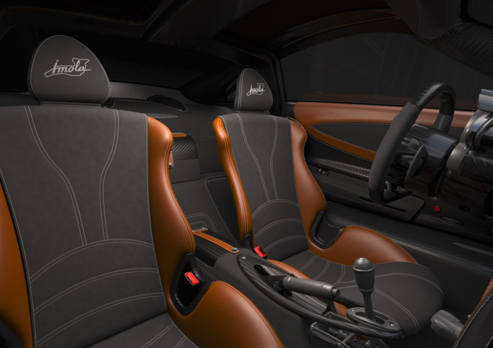 Hiện đã có ít nhất 2 chiếc siêu xe Pagani Huayra Imola đến tay khách hàng. 3 chiếc xe khác sẽ sớm ra lò để bàn giao cho chủ nhân. Cả 5 xe đều được tuỳ biến theo ý thích của chủ nhân cũng như sự trợ giúp từ các kỹ sư của Pagani.