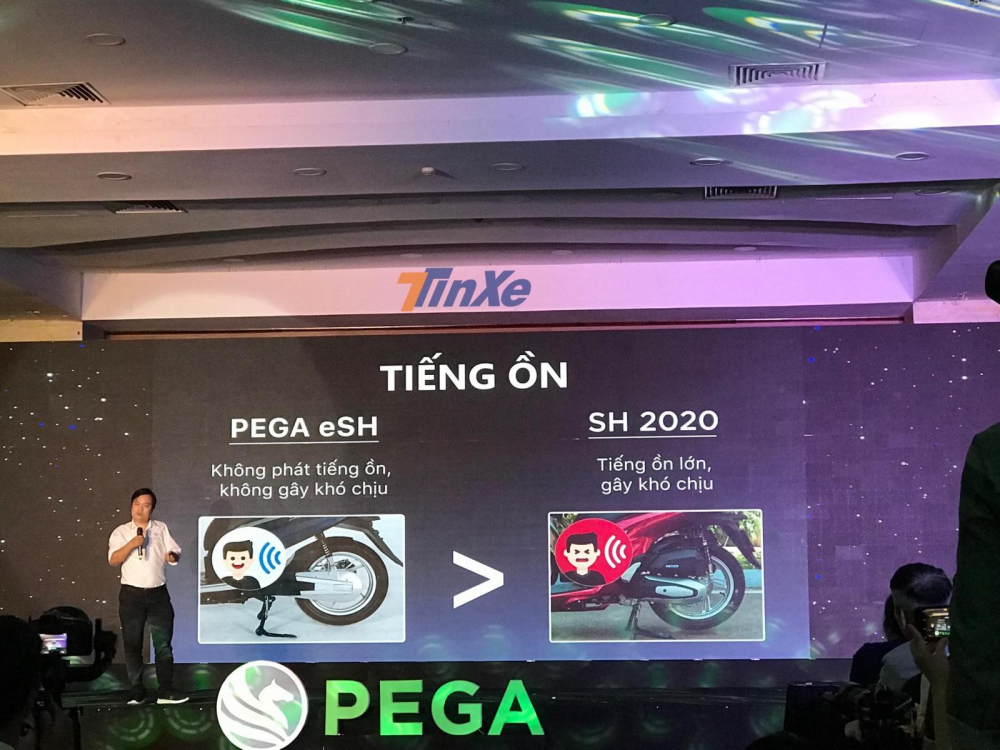 Đại diện Pega so sánh xe điện Pega eSH với xe Honda SH 2020 cùng hình ảnh đi kèm