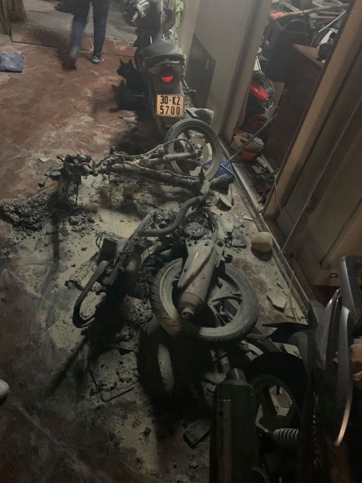 Chiếc xe máy của đối tượng bị đốt cháy rụi trước cửa nhà trong ngõ 609 Chiếc xe máy của đối tượng bị đốt cháy rụi trước cửa nhà trong ngõ 609