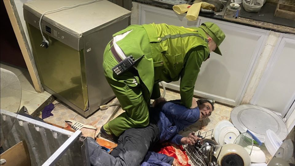 Đối tượng ngáo đá bị khống chế bởi lực lượng chức năng Đối tượng ngáo đá bị khống chế bởi lực lượng chức năng