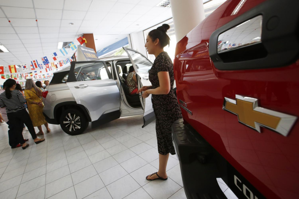 Nhiều người dân Thái Lan đã kéo đến showroom sau khi nghe tin xe Chevrolet giảm giá mạnh