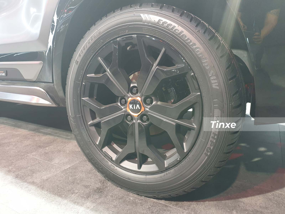 Bộ vành hợp kim sơn màu đen của Kia Seltos X-Line