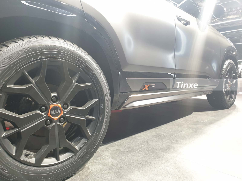 Logo X-Line trên cửa