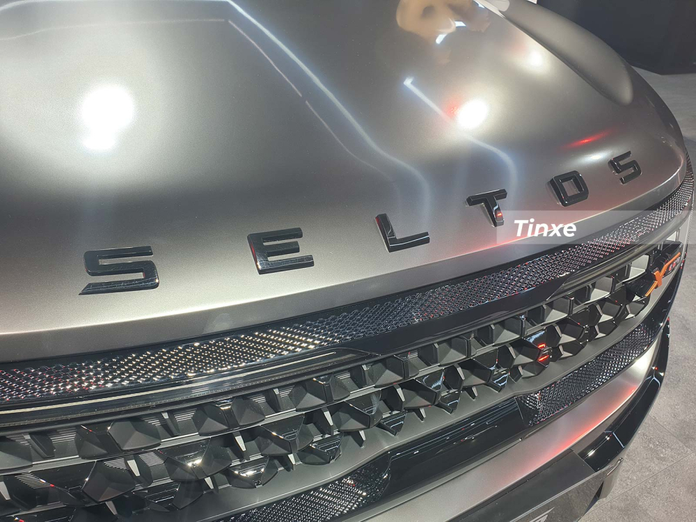 Dòng chữ Seltos màu đen trên nắp capô theo phong cách xe Land Rover