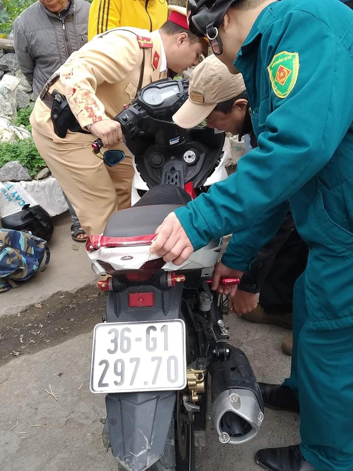 Chiếc Yamaha Exciter chở đ&ocirc;i nam nữ th&ocirc;ng chốt
