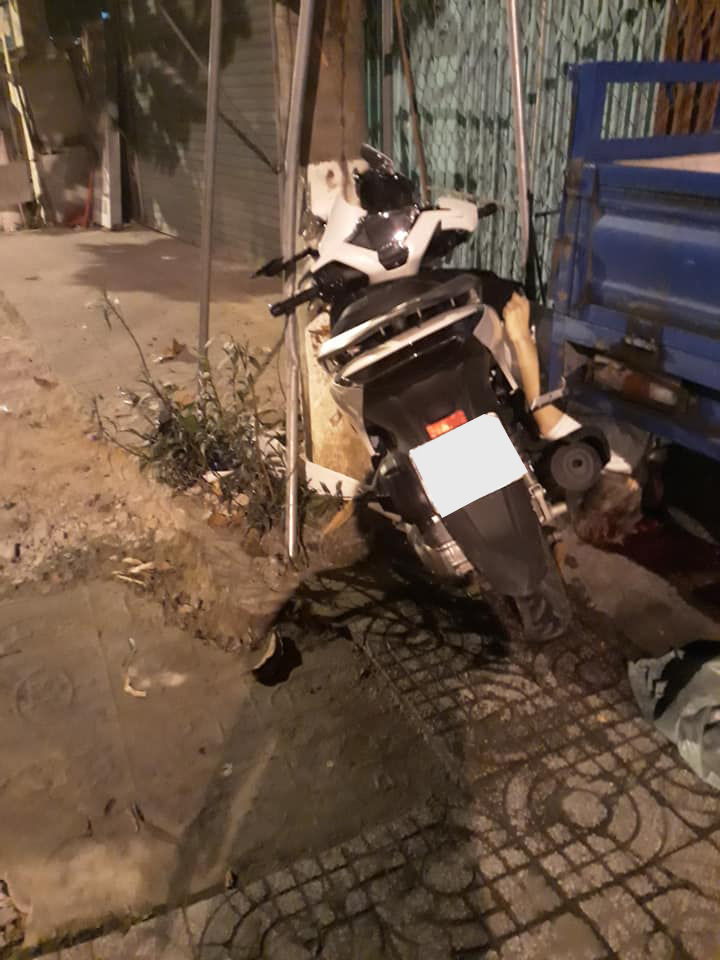 Chiếc xe m&aacute;y bị hư hỏng kh&aacute; nặng