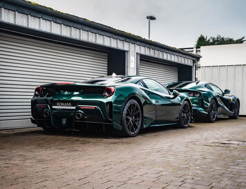 M&agrave;u xanh Verde Scuro kh&ocirc;ng được nh&igrave;n thấy thường xuy&ecirc;n tr&ecirc;n c&aacute;c si&ecirc;u xe của Ferrari, v&igrave; đ&acirc;y l&agrave; bộ &aacute;o tuỳ chọn v&agrave; gi&aacute; cả kh&ocirc;ng hề rẻ. Tuy kh&ocirc;ng phổ biến nhưng m&agrave;u sơn n&agrave;y thực chất đ&atilde; c&oacute; tuổi đời l&ecirc;n đến hơn nửa thế kỷ v&agrave; một trong những chiếc xe đầu ti&ecirc;n sở hữu m&agrave;u sơn n&agrave;y l&agrave; Ferrari 275 GTB. Đ&uacute;ng như t&ecirc;n gọi, đ&acirc;y l&agrave; một sắc m&agrave;u xanh l&aacute; đậm, ho&agrave;n thiện với chất lượng &aacute;nh kim. 