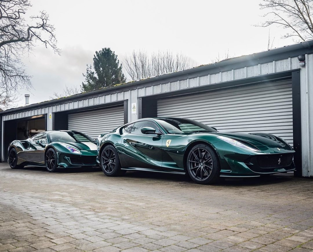 Ng&agrave;y nay, để mua một chiếc si&ecirc;u xe của Ferrari kh&aacute;ch h&agrave;ng thường sẽ đưa ra c&aacute;c y&ecirc;u cầu c&aacute; nh&acirc;n ho&aacute; bộ &aacute;o hoặc l&agrave; c&aacute;c trang bị cũng như phối m&agrave;u nội thất theo &yacute; m&igrave;nh. H&atilde;ng si&ecirc;u xe &Yacute; lu&ocirc;n hoan ngh&ecirc;nh c&aacute;c &yacute; tưởng n&agrave;y nhằm để gi&uacute;p đứa con của m&igrave;nh sinh ra phải thật sự kh&aacute;c biệt v&agrave; tạo hiệu ứng lan truyền tr&ecirc;n mạng x&atilde; hội. Chẳng hạn như việc hai chiếc si&ecirc;u xe đầu bảng của Ferrari l&agrave; 488 Pista v&agrave; 812 Superfast đều c&oacute; chung bộ &aacute;o sơn m&agrave;u xanh Verde Scuro rất nổi bật v&agrave; cuốn h&uacute;t hơn nếu chủ nh&acirc;n chọn m&agrave;u đỏ truyền thống.