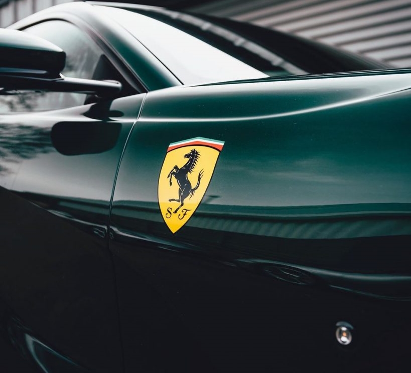 Động cơ kết hợp c&ugrave;ng hộp số tự động ly hợp k&eacute;p 7 cấp được thiết kế lại để cho thời gian sang số nhanh hơn rất nhiều, nhờ đ&oacute;, si&ecirc;u xe Ferrari 812 Superfast chỉ mất thời gian trong v&ograve;ng 2,9 gi&acirc;y để tăng tốc từ vị tr&iacute; xuất ph&aacute;t l&ecirc;n 100 km/h trước khi đạt vận tốc tối đa 340 km/h.