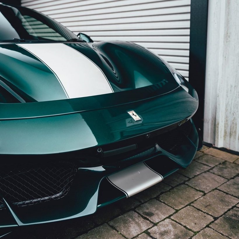 Về phần chiếc si&ecirc;u xe Ferrari 488 Pista, ngo&agrave;i m&agrave;u sơn xanh Verde Scuro, xe c&ograve;n được điểm xuyết th&ecirc;m một sọc cỡ lớn m&agrave;u trắng k&eacute;o d&agrave;i từ cản va trước, l&ecirc;n nắp cap&ocirc;, trần xe v&agrave; v&ograve;ng ra ph&iacute;a sau xe.