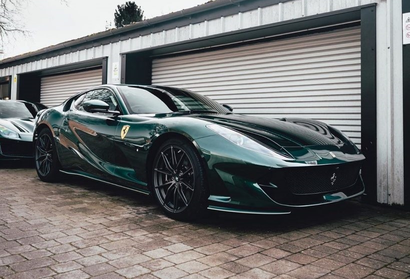 Cận cảnh vẻ đẹp của si&ecirc;u xe Ferrari 812 Superfast được ho&agrave;n thiện trong m&agrave;u sơn xanh Verde Scuro rất đẹp mắt. Si&ecirc;u ngựa n&agrave;y sở hữu khối động cơ h&uacute;t kh&iacute; tự nhi&ecirc;n V12, dung t&iacute;ch 6.5 l&iacute;t, sản sinh c&ocirc;ng suất tối đa 789 m&atilde; lực tại v&ograve;ng tua m&aacute;y 8.500 v&ograve;ng/ph&uacute;t v&agrave; m&ocirc;-men xoắn cực đại 718 Nm tại v&ograve;ng tua m&aacute;y 7.000 v&ograve;ng/ph&uacute;t. 