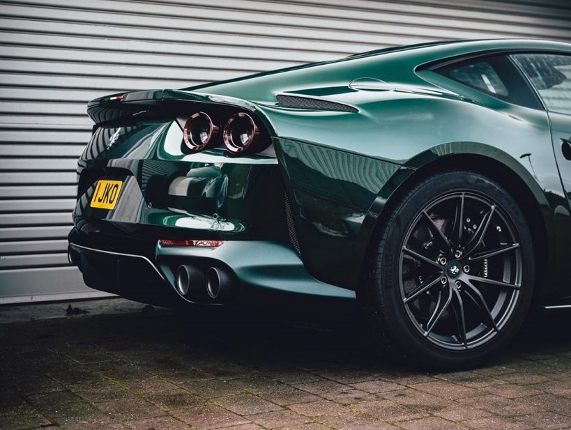 Cả hai chiếc si&ecirc;u xe Ferrari 488 Pista v&agrave; Ferrari 812 Superfast nổi bật trong bộ &aacute;o xanh Verde Scuro đều được ho&agrave;n th&agrave;nh bộ m&acirc;m hay chụp ống xả sơn m&agrave;u đen.