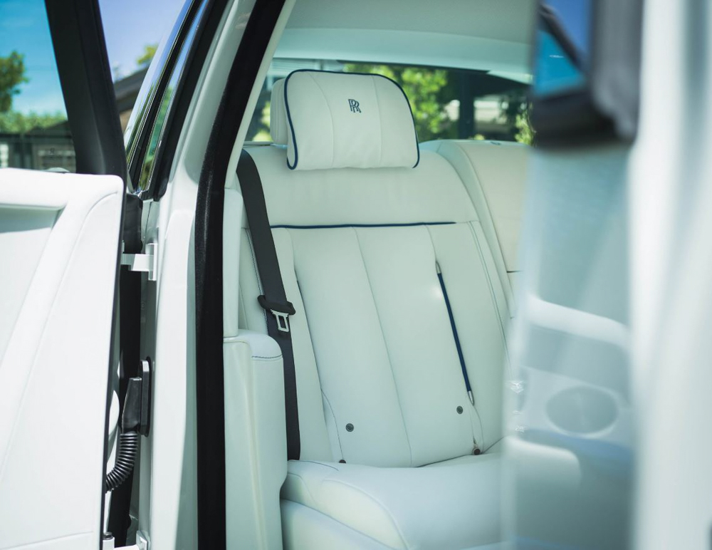 Rolls-Royce Mahlangu Phantom sở hữu kh&ocirc;ng gian nội thất mang m&agrave;u trắng s&aacute;ng tự nhi&ecirc;n.