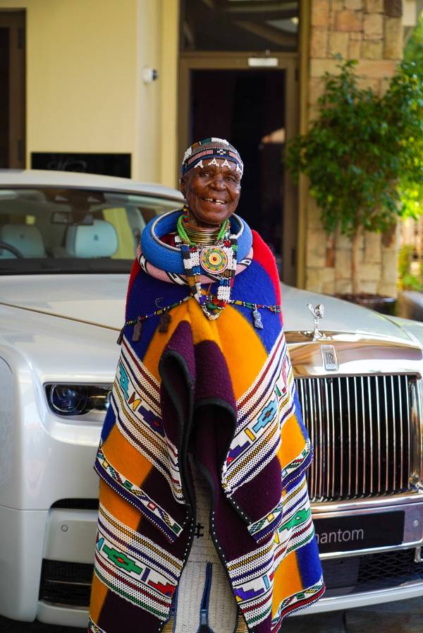 Nữ hoạ sĩ Mahlangu b&ecirc;n chiếc Rolls-Royce Mahlangu
