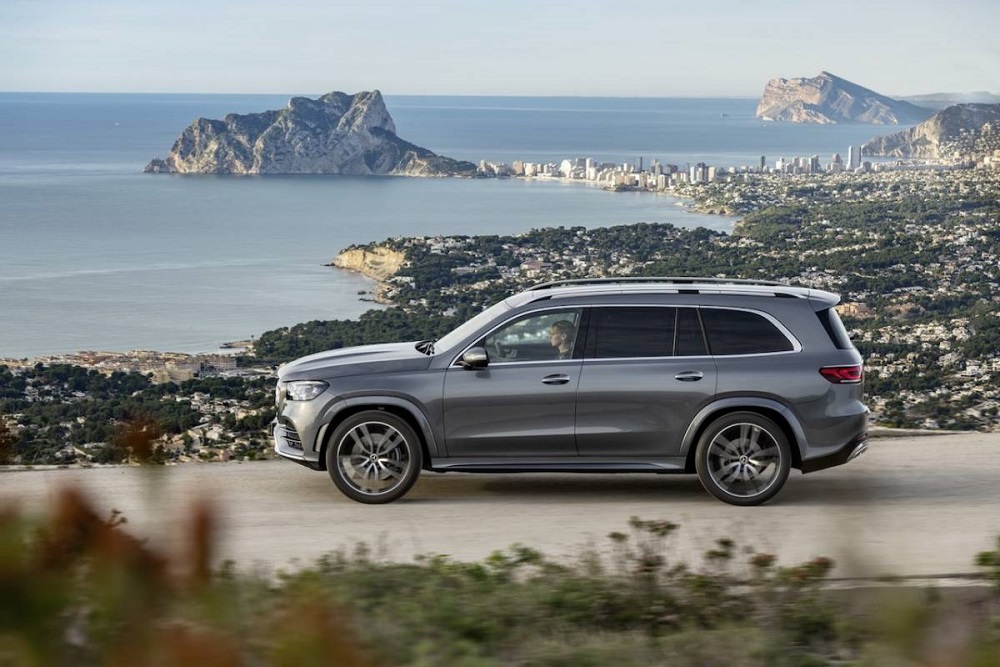 Chiều dài cơ sở xe SUV thường ngắn, kết hợp với khoảng sáng khung gầm cao để tăng khả năng vượt địa hình Chiều dài cơ sở xe SUV thường ngắn, kết hợp với khoảng sáng khung gầm cao để tăng khả năng vượt địa hình