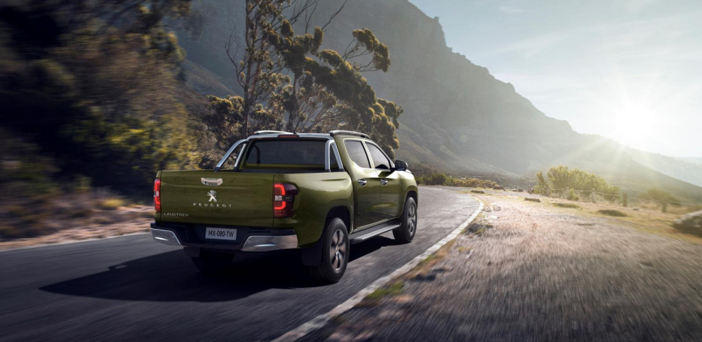 Peugeot Landtrek nh&igrave;n từ ph&iacute;a sau