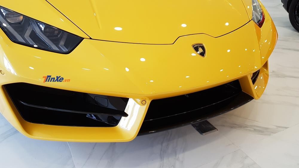 Lamborghini Huracan LP580-2 có thanh chia gió nằm ngang ở cản va trước