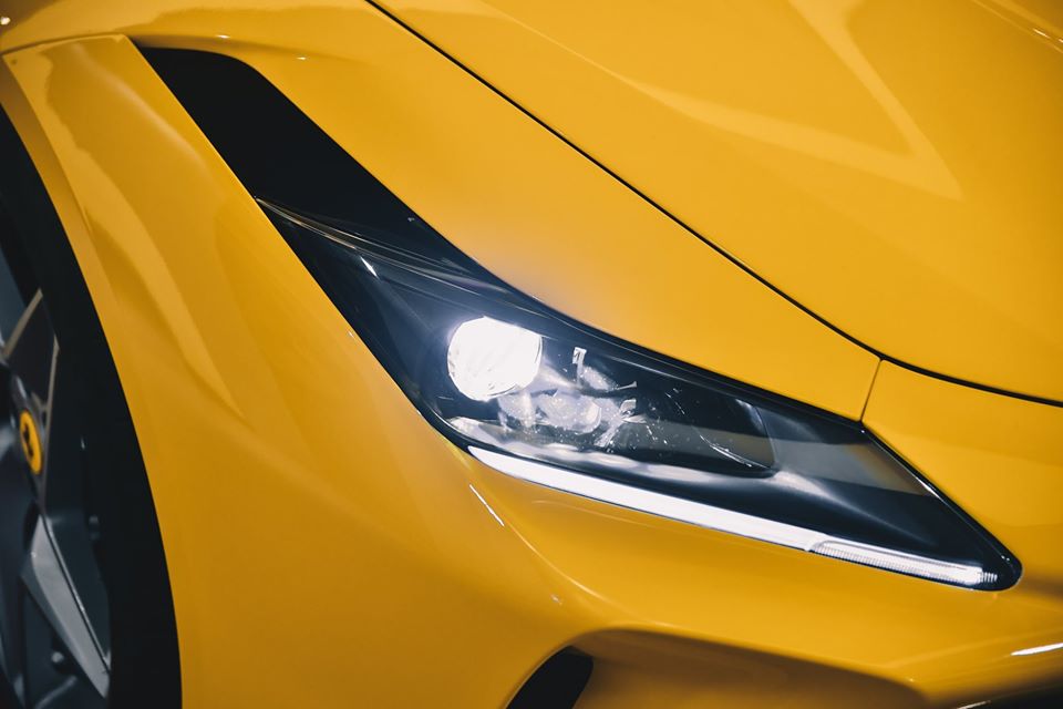 Việc thêm vào phần mui xếp cứng khiến chiếc siêu xe mui trần Ferarri F8 Spider nặng hơn biến thể mui cứng là Ferrari F8 Tributo khoảng 70 kg. Tuy nhiên, Ferrari F8 Spider vẫn nhẹ hơn người tiền nhiệm là Ferrari 488 Spider đến tận 20 kg. Việc thêm vào phần mui xếp cứng khiến chiếc siêu xe mui trần Ferarri F8 Spider nặng hơn biến thể mui cứng là Ferrari F8 Tributo khoảng 70 kg. Tuy nhiên, Ferrari F8 Spider vẫn nhẹ hơn người tiền nhiệm là Ferrari 488 Spider đến tận 20 kg.