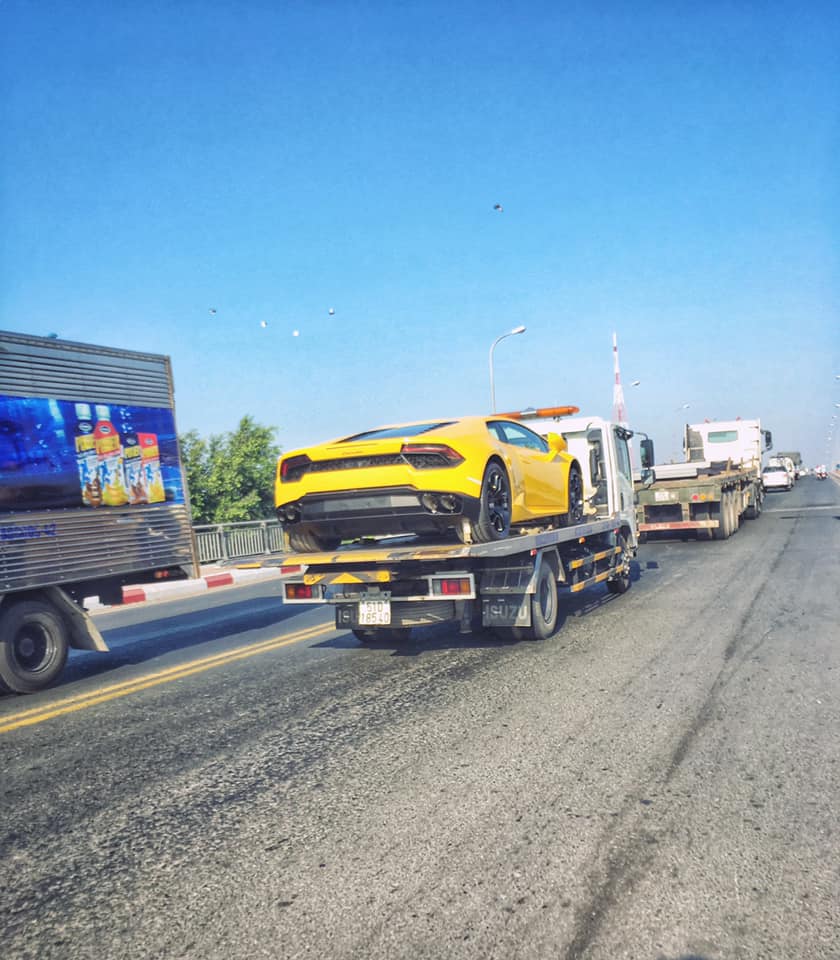 Siêu xe Lamborghini Huracan LP580-2 màu vàng độc nhất Việt Nam trên xe chuyên dụng xuống Cần Thơ