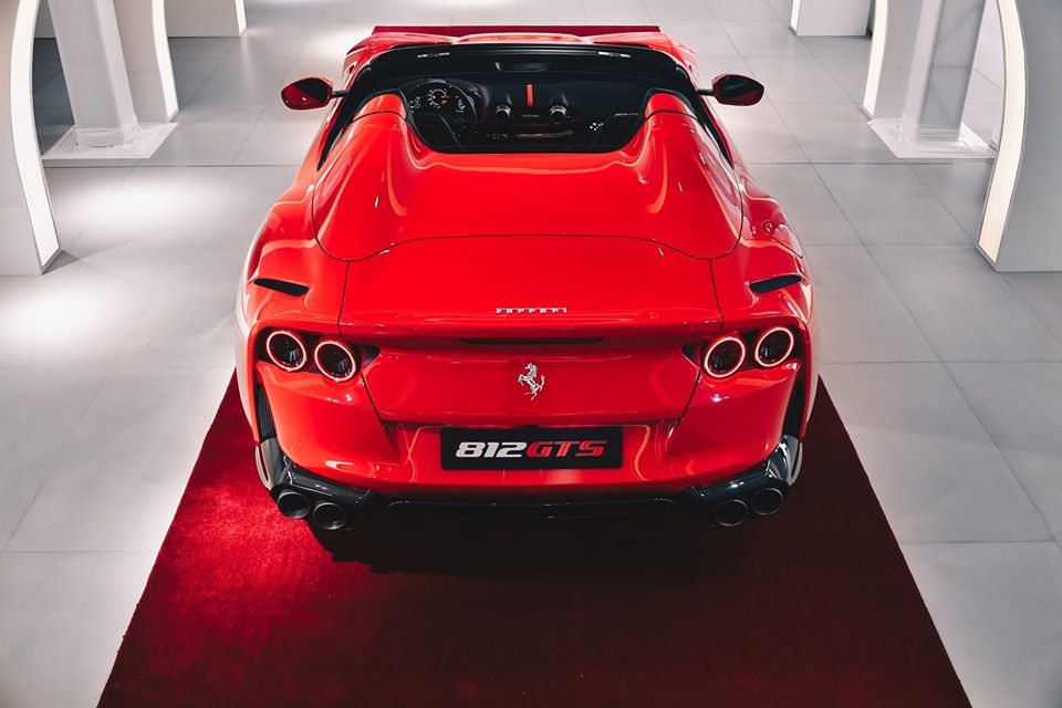 Siêu xe Ferrari 812 GTS có thể xem là một ân huệ mà hãng xe Ý dành cho các khách hàng của họ. Trên các phiên bản cao cấp trước đó như Ferrari 599 GTB hay Ferrari F12 Berlinetta đều không có phiên bản mui trần.