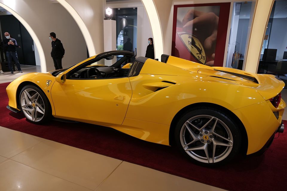Giá bán siêu xe mui trần Ferrari F8 Spider dành cho các đại gia ở Hồng Kông bắt đầu từ con số 4.767.000 HKD, tương đương 14,2 tỷ đồng. Giá bán siêu xe mui trần Ferrari F8 Spider dành cho các đại gia ở Hồng Kông bắt đầu từ con số 4.767.000 HKD, tương đương 14,2 tỷ đồng.