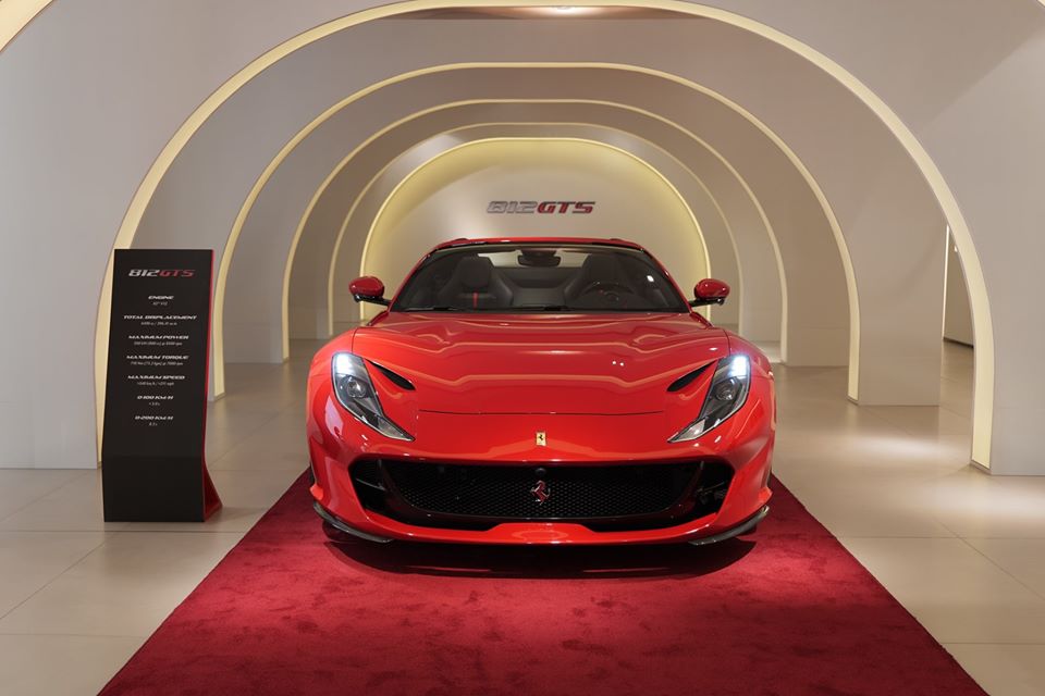Trái với lo lắng sẽ ít có khách nào đến dự tiệc, đại lý Ferrari Hồng Kông vẫn nhận được một lượng lớn khách VIP cũng như các bạn trẻ mê xe đến showroom để xem mắt siêu phẩm mui trần Ferrari 812 GTS