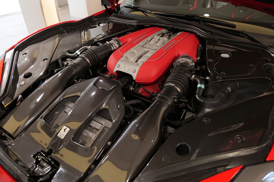 Nếu so với trái tim của đối thủ trực tiếp là Lamborghini Aventador S Roadster, các thông số của Ferrari 812 GTS cao hơn đến 49 mã lực trong khi mô-men xoắn gần như tương đương nhau.