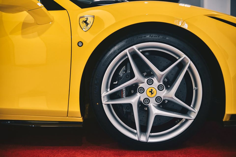 Ngoài bộ áo màu vàng Giallo Modena, chiếc siêu xe Ferrari F8 Spider được giới thiệu tại Hồng Kông còn có bộ mâm 5 chấu kép thiết kế cách điệu sơn màu bạc và nhiều chi tiết bằng carbon. Ngoài bộ áo màu vàng Giallo Modena, chiếc siêu xe Ferrari F8 Spider được giới thiệu tại Hồng Kông còn có bộ mâm 5 chấu kép thiết kế cách điệu sơn màu bạc và nhiều chi tiết bằng carbon.