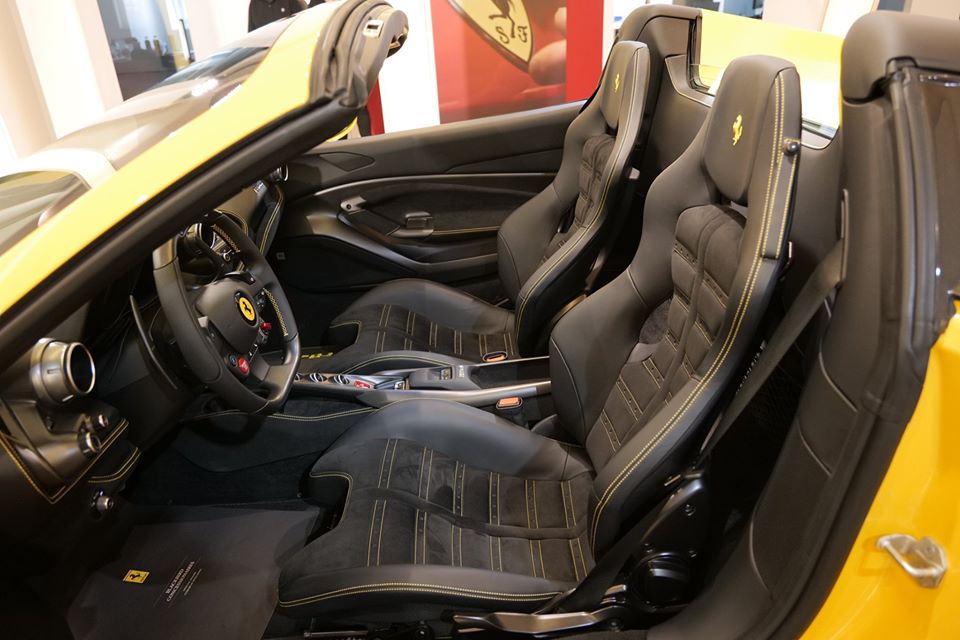 Nội thất siêu xe mui trần Ferrari F8 Spider đầu tiên đến Hồng Kông có da Alcantara với chỉ may màu vàng nổi bật. Khoang lái xe còn có nhiều chi tiết carbon. Chiếc xe này sử dụng tay lái thuận nên chỉ mang mục đích trưng bày. Nội thất siêu xe mui trần Ferrari F8 Spider đầu tiên đến Hồng Kông có da Alcantara với chỉ may màu vàng nổi bật. Khoang lái xe còn có nhiều chi tiết carbon. Chiếc xe này sử dụng tay lái thuận nên chỉ mang mục đích trưng bày.