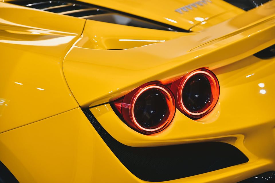Bên cạnh trọng lượng được giảm, siêu xe mui trần Ferrari F8 Spider còn sở hữu thiết kế khí động học tốt và hiệu quả hơn 10% so với mẫu xe tiền nhiệm là Ferrari 488 Spider đã có 3 chiếc về Việt Nam. Bên cạnh trọng lượng được giảm, siêu xe mui trần Ferrari F8 Spider còn sở hữu thiết kế khí động học tốt và hiệu quả hơn 10% so với mẫu xe tiền nhiệm là Ferrari 488 Spider đã có 3 chiếc về Việt Nam.