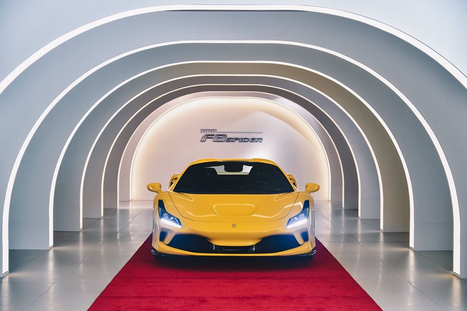 Siêu xe mui trần Ferrari F8 Spider đầu tiên đến Hồng Kông diện bộ áo vàng rực rất nổi bật và mang đến nhiều hy vọng cho tương lai của phiên bản này tại Khu vực hành chính đặc biệt của Trung Quốc. Siêu xe mui trần Ferrari F8 Spider đầu tiên đến Hồng Kông diện bộ áo vàng rực rất nổi bật và mang đến nhiều hy vọng cho tương lai của phiên bản này tại Khu vực hành chính đặc biệt của Trung Quốc.