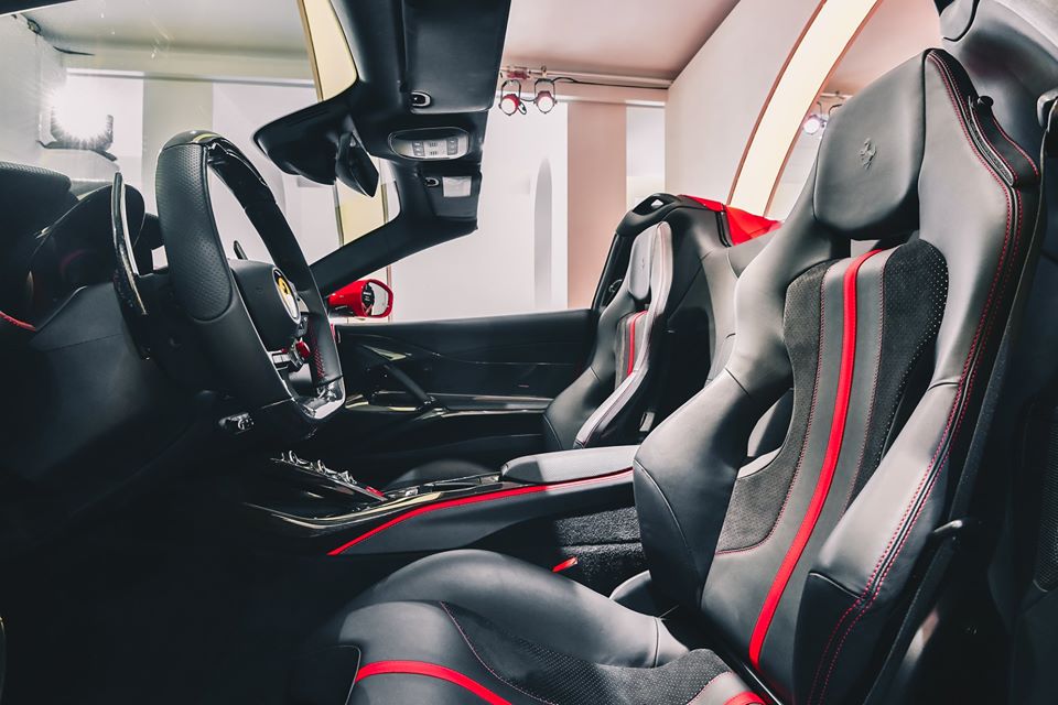 Phần mui xếp điện của siêu xe mui trần Ferrari 812 GTS có khả năng đóng hoặc mở chỉ trong thời gian 14 giây. Ngay cả khi xe lăn bánh, thao tác đóng và mở mui vẫn có thể thực hiện được nhưng phải đảm bảo chiếc Ferrari 812 GTS đang hoạt động ở vận tốc dưới 45 km/h.