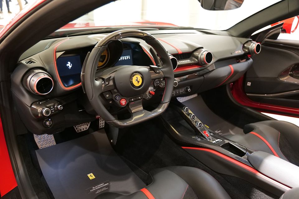 Toàn bộ nội thất của siêu xe Ferrari 812 GTS được trưng bày ở Hồng Kông. Chiếc xe này chỉ phục vụ mục đích trưng bày và sẽ sớm được tái xuất do vô lăng của xe là bên trái, trong khi ở Hồng Kông các xe sử dụng tay lái bên phải.
