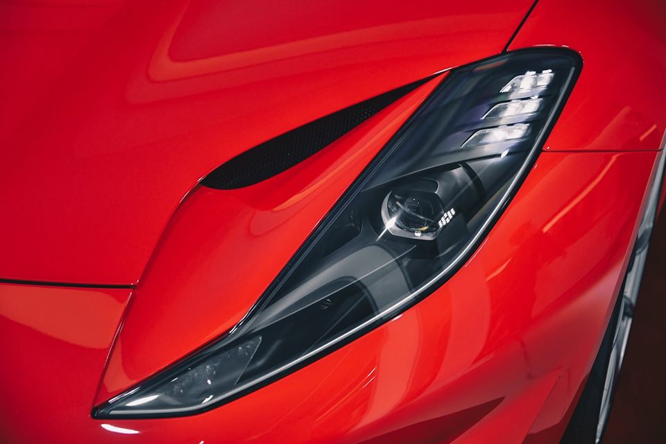 Cận cảnh đèn pha rất sắc cạnh và ấn tượng của siêu xe mui trần Ferrari 812 GTS