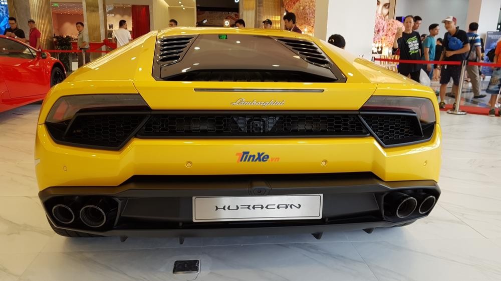 Đây là 1 trong 2 chiếc Lamborghini Huracan LP580-2 có mặt tại Việt Nam hiện nay