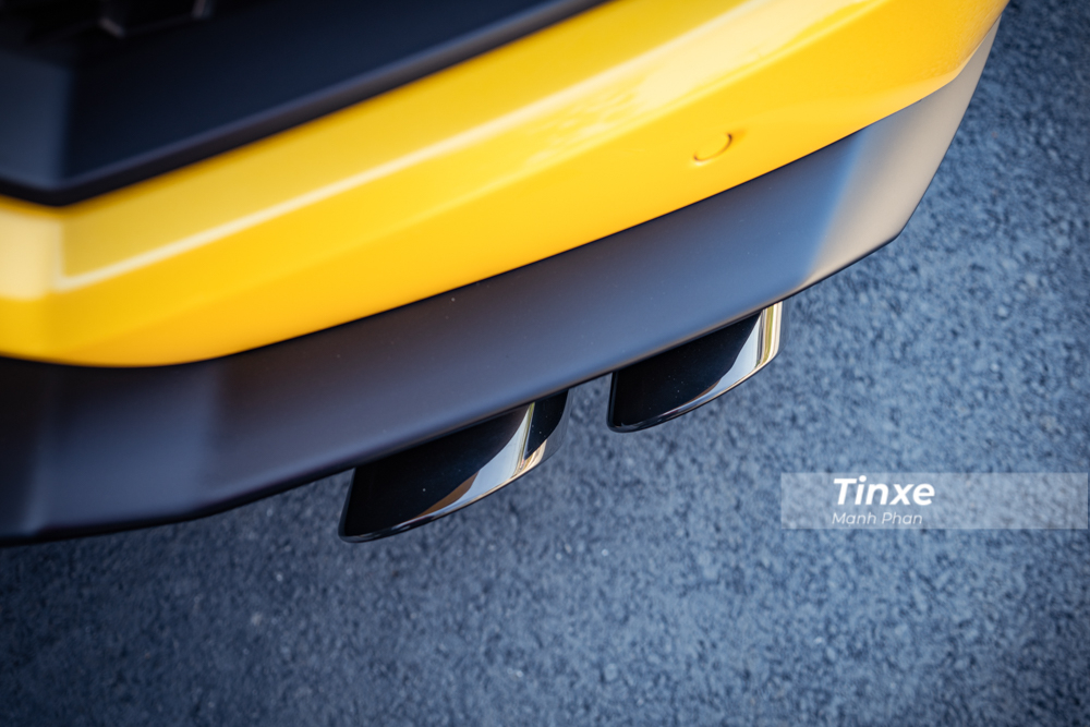 Sự thay đổi tr&ecirc;n khiến tr&aacute;i tim Lamborghini Huracan LP580-2 mới về Cần Thơ khi kết hợp với hộp số ly hợp k&eacute;p 7 cấp mất đến 3,4 gi&acirc;y để tăng tốc l&ecirc;n 100 km/h từ vị tr&iacute; xuất ph&aacute;t, chậm hơn 0,2 gi&acirc;y so với bản ti&ecirc;u chuẩn. Lamborghini Huracan bản dẫn động cầu sau chỉ đạt vận tốc tối đa 320 km/h, yếu hơn 5 km/h so với Huracan LP610-4.