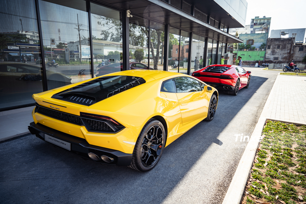 Chưa kịp khai trương đại bản doanh showroom Lamborghini tại S&agrave;i th&agrave;nh th&igrave; đại l&yacute; ch&iacute;nh h&atilde;ng đ&atilde; b&agrave;n giao chiếc si&ecirc;u xe Lamborghini Huracan LP580-2 m&agrave;u v&agrave;ng độc nhất Việt Nam cho một kh&aacute;ch h&agrave;ng ở Cần Thơ, Hiện chưa r&otilde; l&agrave; trong ng&agrave;y khai trương c&oacute; th&ecirc;m si&ecirc;u phẩm n&agrave;o xuất hiện hay kh&ocirc;ng.
