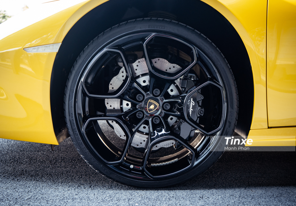 Đối lập bộ &aacute;o v&agrave;ng rực, chiếc si&ecirc;u xe Lamborghini Huracan LP580-2 mới b&agrave;n giao cho doanh nh&acirc;n Cần Thơ c&oacute; bộ m&acirc;m 5 chấu k&eacute;p sơn m&agrave;u đen b&oacute;ng kết hợp c&ugrave;ng kẹp phanh tối m&agrave;u.