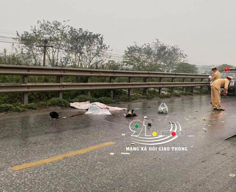Người chồng bị xe tải cán qua người nên tử vong tại chỗ