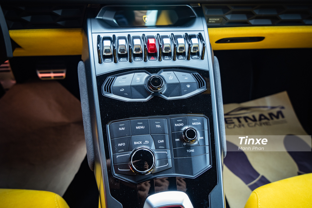  B&ecirc;n trong khoang l&aacute;i của Lamborghini Huracan bản dẫn động cầu sau c&oacute; m&agrave;n h&igrave;nh TFT 12.3 inch mới. 