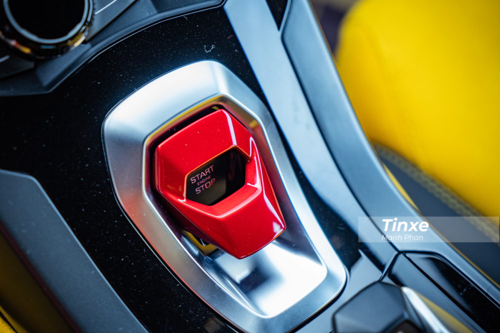 Tất nhi&ecirc;n ấn tượng nhất phải kể đến n&uacute;t khởi động m&aacute;y thiết kế như n&uacute;t bấm để thả một quả t&ecirc;n lửa đạn đạo.