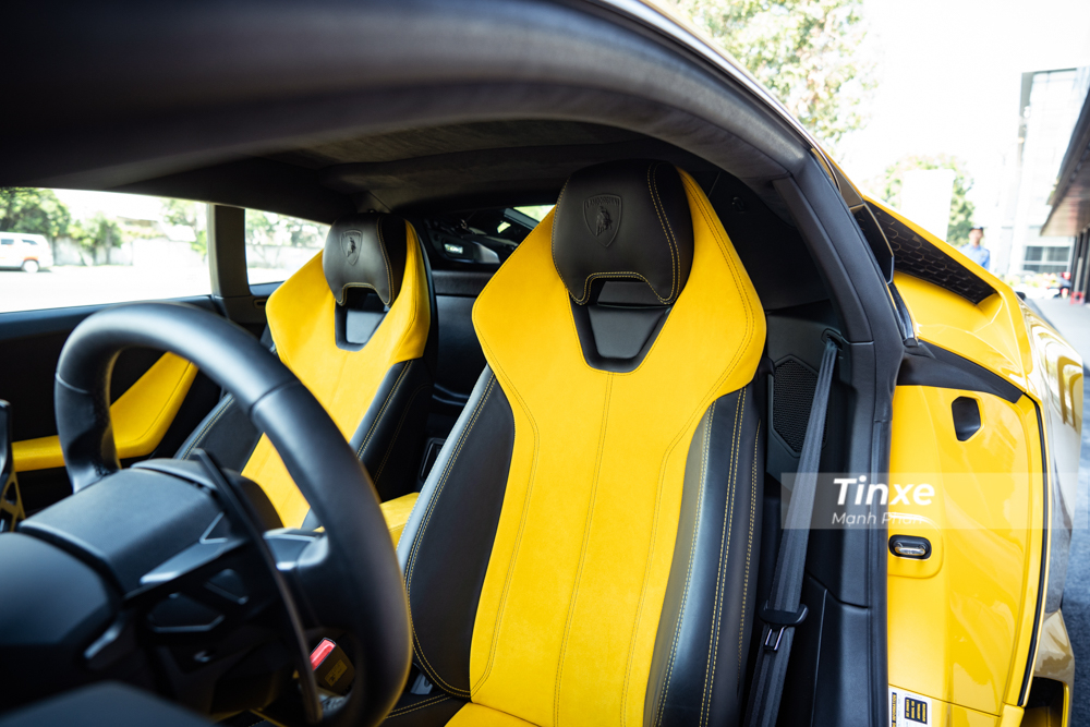 Si&ecirc;u xe Lamborghini Huracan LP580-2 của doanh nh&acirc;n Cần Thơ c&oacute; ghế ngồi bọc da 2 m&agrave;u l&agrave; v&agrave;ng v&agrave; đen.