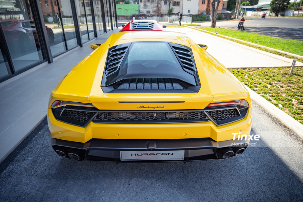 Vẻ đẹp của si&ecirc;u xe Lamborghini Huracan LP580-2 m&agrave;u v&agrave;ng độc nhất Việt Nam hiện đang thuộc sở hữu của một doanh nh&acirc;n đến từ Cần Thơ.